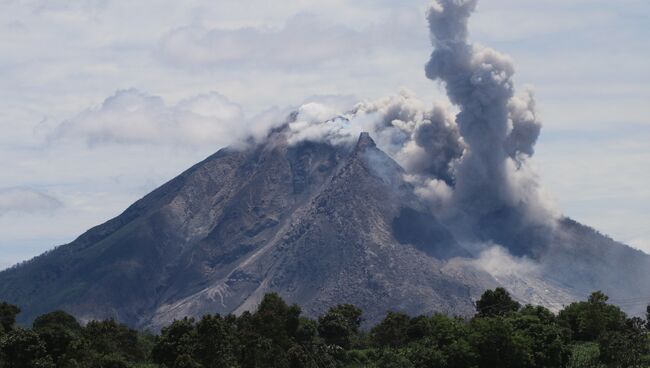 Последствия извержения вулкана Синабунг в Индонезии
