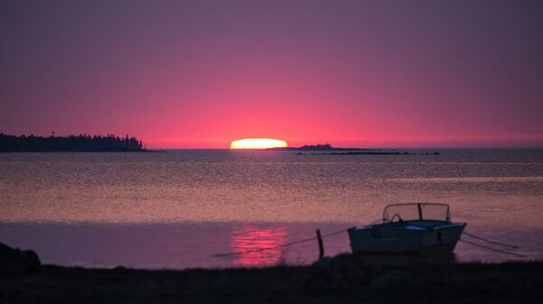 Восход на Белом море в Беломорском районе Республики Карелия. Архивное фото
