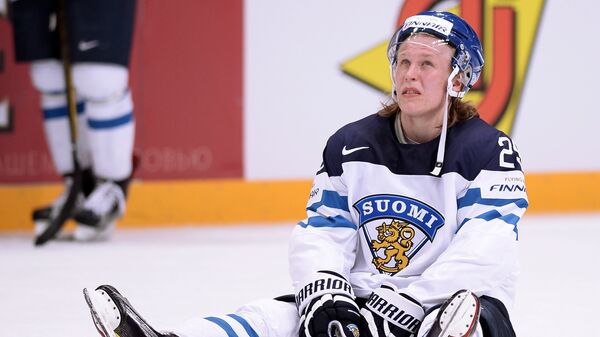 Игрок сборной Финляндии Патрик Лайне после поражения в финальном матче ЧМ по хоккею между сборными командами Финляндии и Канады