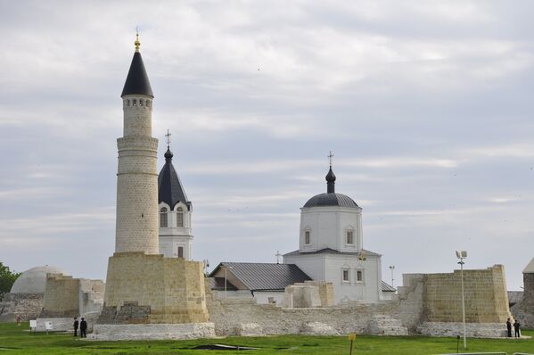 Развалины булгарской Соборной мечети (13 век) и православная Успенская церковь (18 век)