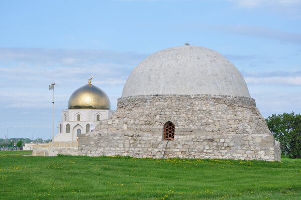Северный мавзолей (14 век) и – за ним - памятник в честь принятия ислама булгарами в 922 году