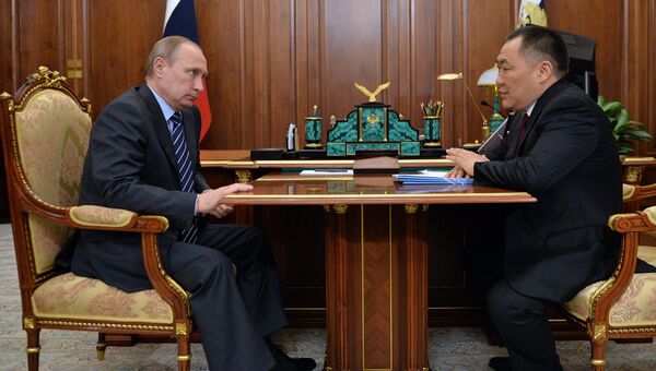 Президент России Владимир Путин и глава Республики Тува Шолбан Кара-оол во время встречи в Кремле. 23 мая 2016
