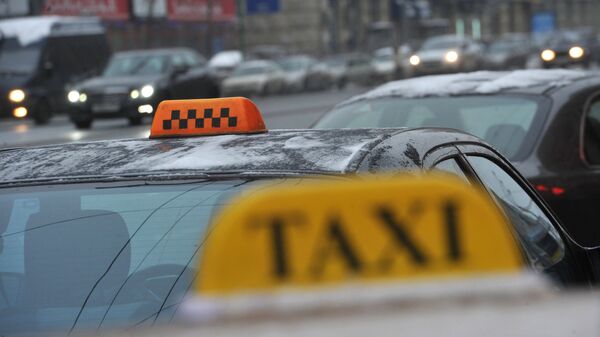 Такси на улице города. Архивное фото
