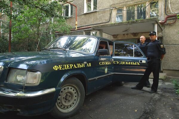 Судебные приставы во время обхода квартир должников по квартплате Судебные приставы во время обхода квартир должников по квартплате