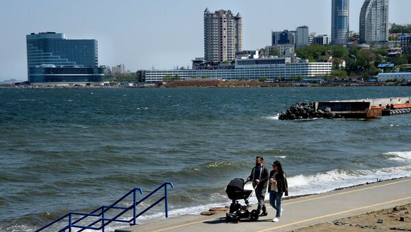 Семья с младенцем гуляет на набережной бухты Федорова во Владивостоке. Архивное фото