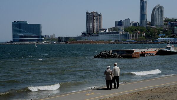 Пенсионеры гуляют на набережной бухты Федорова во Владивостоке. Архивное фото