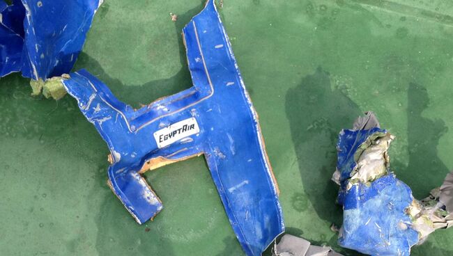 Фрагменты разбившегося самолета авиакомпании EgyptAir