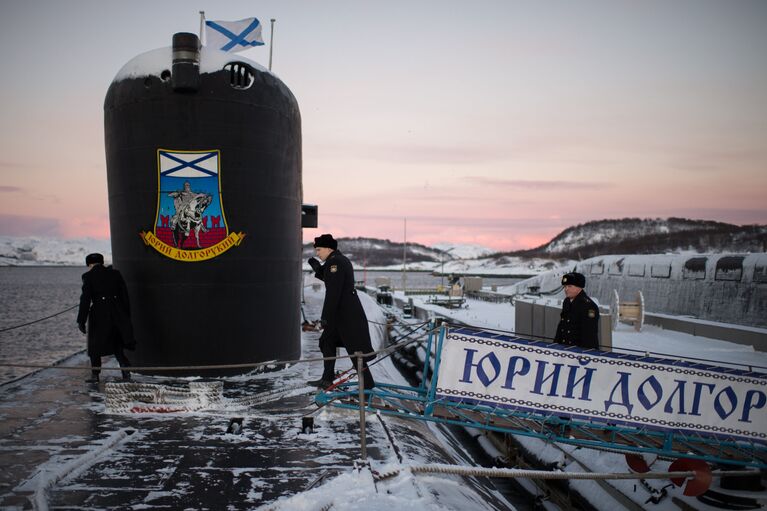 Атомная подводная лодка Юрий Долгорукий Северного флота ВМФ России на причале в Гаджиево Мурманской области