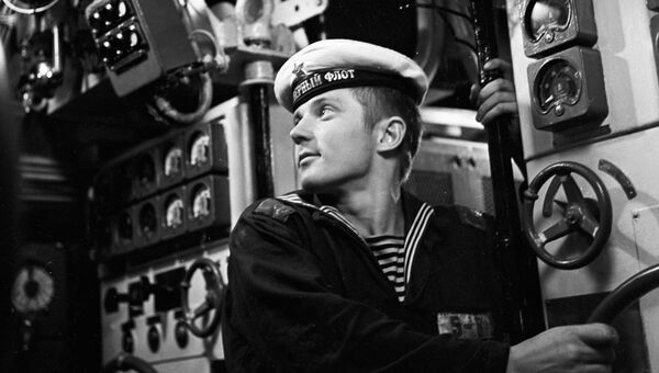 Моряк Северного флота наблюдает за работой приборов в отсеке подводной лодки