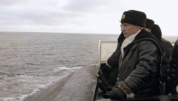 Президент России Владимир Путин, находящийся с рабочей поездкой в Мурманской области, вышел в море на тяжелом подводном ракетном крейсере стратегического назначения Архангельск, с борта которого наблюдает за ходом учений Северного флота