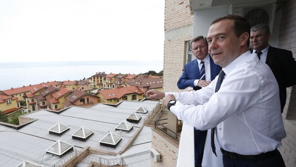 Председатель правительства РФ Дмитрий Медведев во время посещения санатория для детей и детей с родителями Южнобережный в Алупке