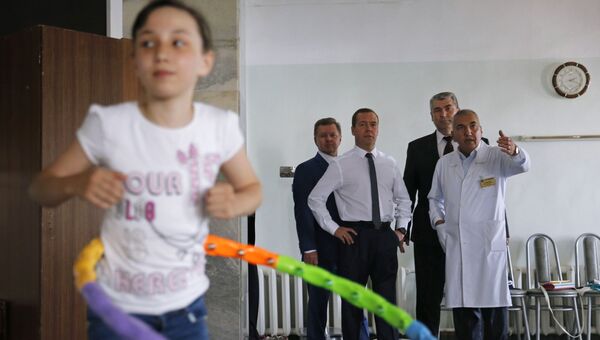 Председатель правительства РФ Дмитрий Медведев во время посещения санатория для детей и детей с родителями Южнобережный в Алупке