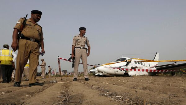 Самолет, совершивший экстренную посадку в поле после отказа обоих двигателей, Индия. 24 мая 2016