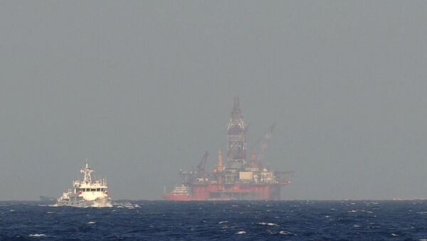 Прибытие нефтяной буровой платформы Хайян Шию-981 в район спорной акватории в Южно-Китайском море. 14 мая 2014 года. Архивное фото.