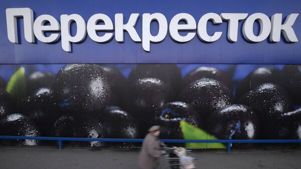 Женщина везет тележку с продуктами у супермаркета торговой сети Перекресток на Славянском бульваре в Москве. Архивное фото