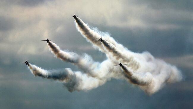 Выступление пилотажной группы Red Arrows на международном авиакосмическом салоне Фарнборо