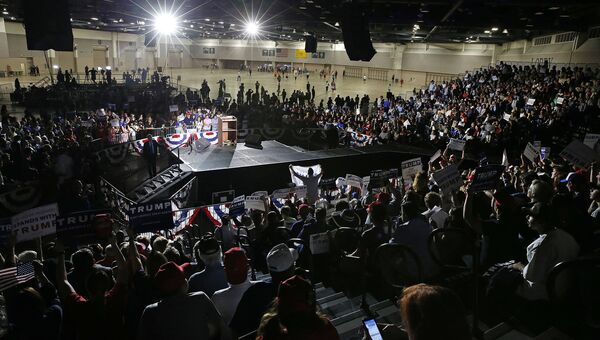 Сторонники кандидата в президенты США Дональда Трампа перед его выступлением в Альбукерке, США. Май 2016