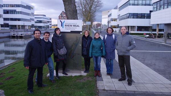 Исследовательская группа на территории кампуса Университета Рейн-Ваал