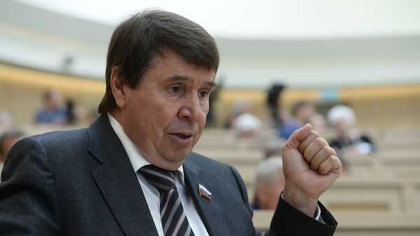 Представитель от законодательного органа государственной власти Республики Крым Сергей Цеков перед началом заседания Совета Федерации РФ