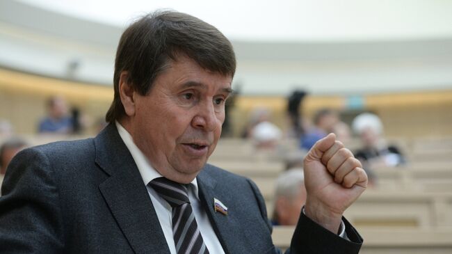 Представитель от законодательного органа государственной власти Республики Крым Сергей Цеков перед началом заседания Совета Федерации РФ