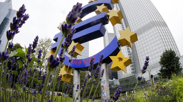 Скульптура, символизирующая евро, возле здания Европейского центрального банка (ЕЦБ) во Франкфурте, Германия