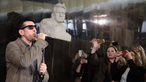 Вокалист группы Градусы Руслан Тагиев выступает на презентации пилотного проекта Музыка в метро. Архивное фото