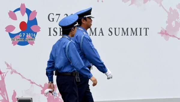 Сотрудники службы безопасности возле медиа-центра в преддверии саммита G7 в Японии. 25 мая 2016