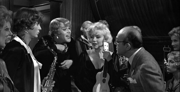 Кадр из фильма В джазе только девушки. 1959 год
