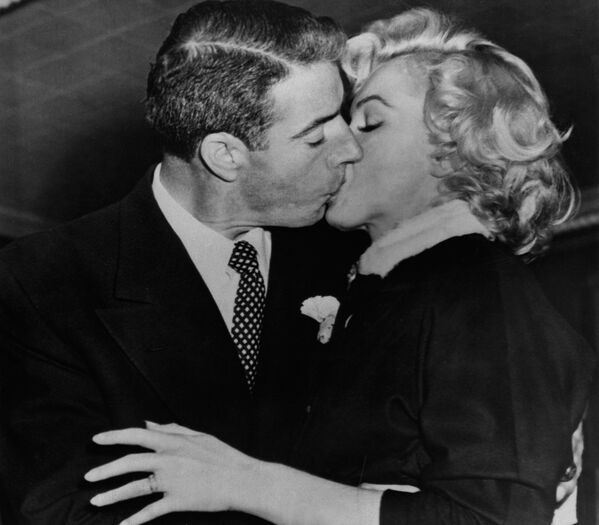 Американская актриса Мэрилин Монро с мужем бейсболистом Джо Ди Маджо. 17 января 1954 года