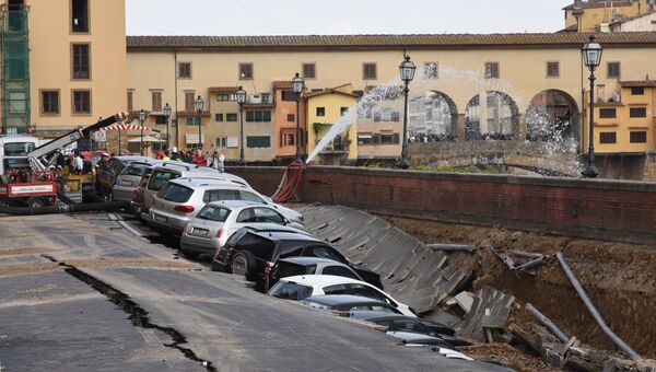 Автомобили, провалившиеся из-за резкого проседания грунта во Флоренции, Италия. 25 мая 2016