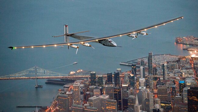 Самолет Solar Impulse 2 в полете над Сан-Франциско, США. Архивное фото