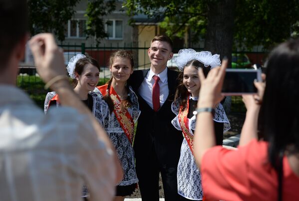 Школьники на празднике Последний звонок в классической гимназии №17 в Новосибирске