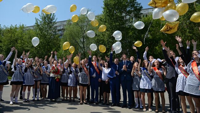 Школьники на празднике Последний звонок. Архивное фото