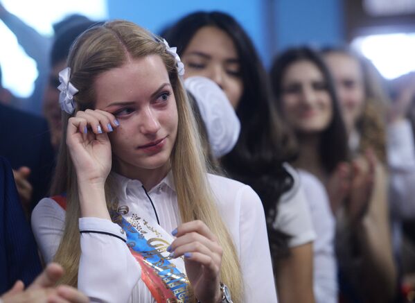 Школьники на празднике Последний звонок в школе №2095 в Москве