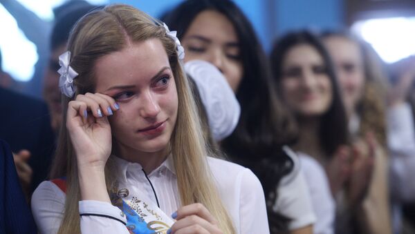 Школьники на празднике Последний звонок в школе №2095 в Москве. Архивное фото