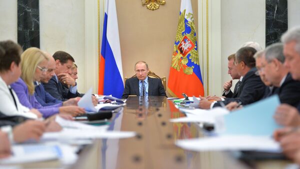 Президент России Владимир Путин (в центре) проводит заседание президиума Экономического совета при президенте РФ