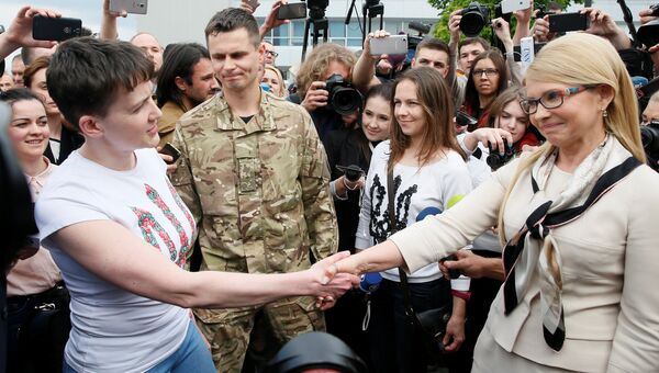 Надежда Савченко и Юлия Тимошенко в аэропорту Борисполя, Украина. 25 мая 2016