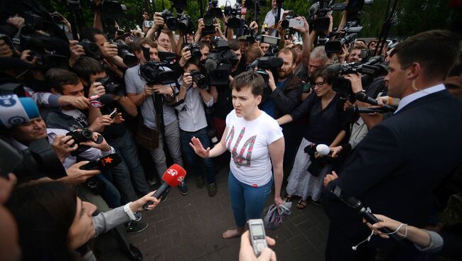 Украинская военнослужащая Надежда Савченко в аэропорту Киева. 25 мая 2016