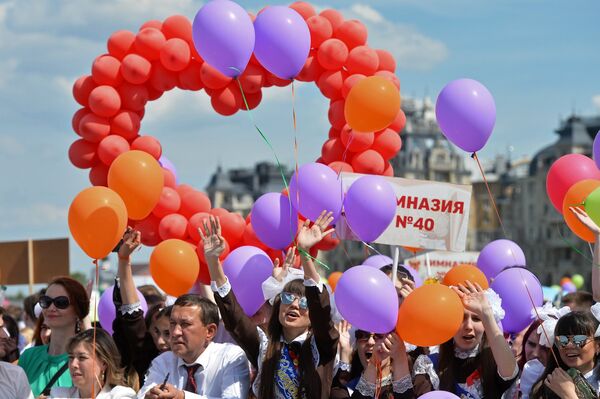 Школьники на празднике Последний звонок на Кремлевской набережной города Казани