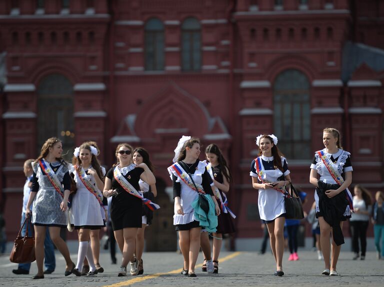 Выпускники московских школ на Красной площади в Москве Выпускники московских школ на Красной площади в Москве