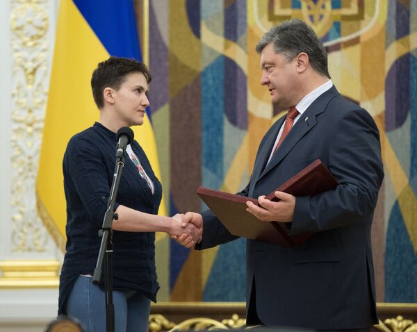 Президент Украины П. Порошенко вручил Н. Савченко орден Золотая Звезда Президент Украины П. Порошенко вручил Н. Савченко орден Золотая Звезда