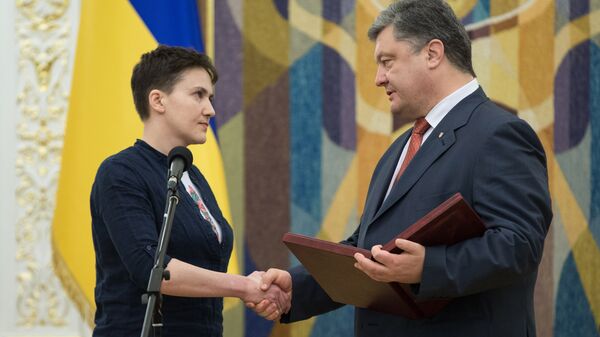 Президент Украины П. Порошенко вручил Н. Савченко орден Золотой Звезды
