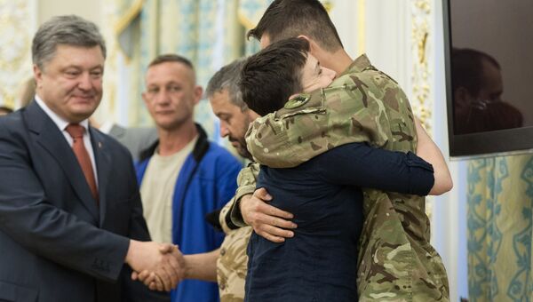 Президент Украины П. Порошенко вручил Н. Савченко орден Золотой Звезды