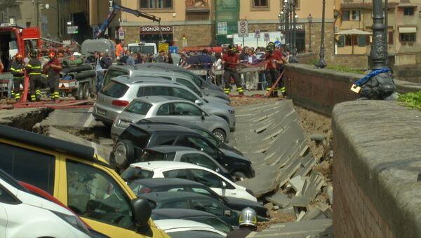 Около 20 машин провалились в яму в центре Флоренции. Кадры с места ЧП