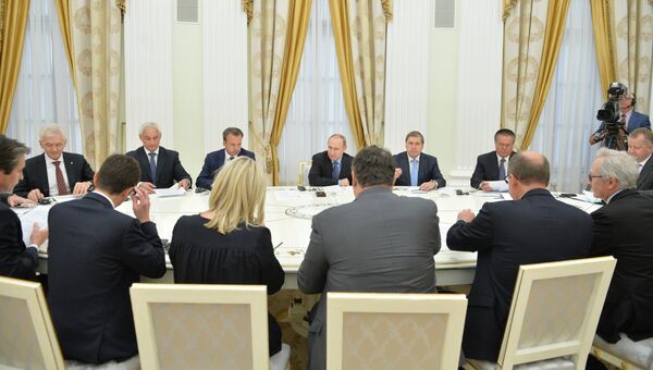 Президент России Владимир Путин (в центре на втором плане) во время встречи с представителями деловых кругов Франции