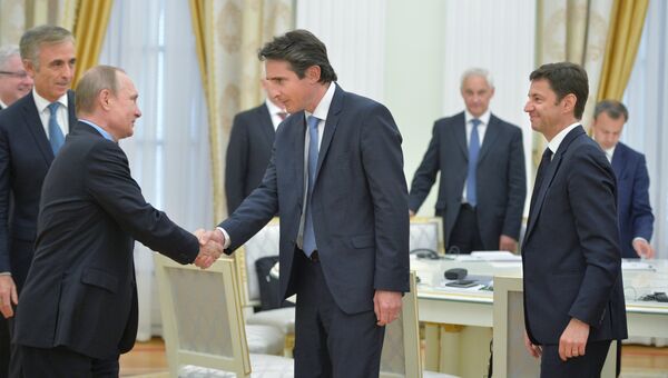 Президент России Владимир Путин (слева на первом плане) во время встречи с представителями деловых кругов Франции в Кремле