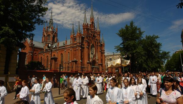 Шествие католиков по улицам Москвы