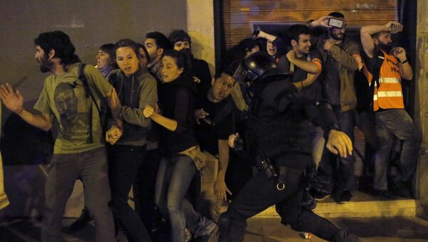 Столкновения полиции и протестующих против выселения бездомных в Барселоне, Испания. 25 мая 2016