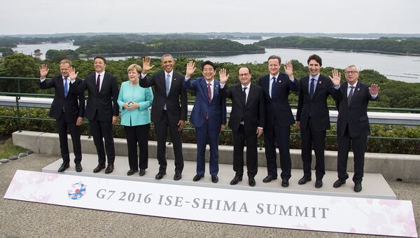 Лидеры стран-участниц саммита G7 во время прогулки по территории храма Исэ-Дзингу в Японии. 26 мая 2016 года