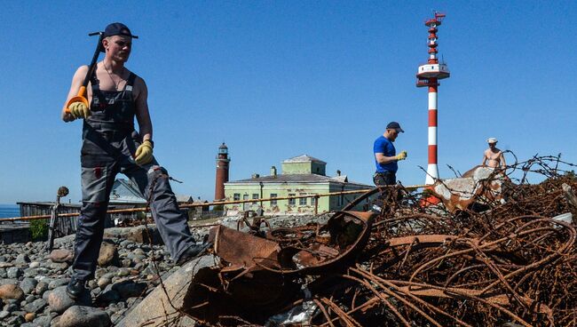 Волонтеры комплексной экспедиции Русского географического общества Гогланд собирают мусор на побережье острова Гогланд в Финском заливе